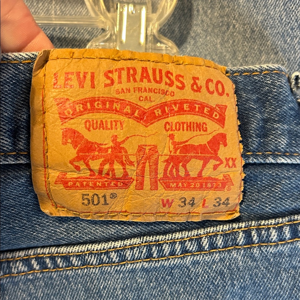 LEVI'S Men's 501 Classic Blue Straight Jeans Button Fly Denim Medium 34 X 34 - Picture 3 of 8